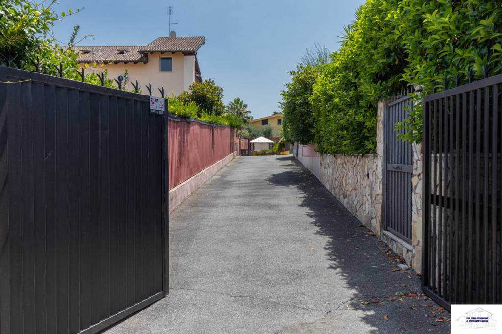 casa indipendente in vendita a Roma in zona Finocchio
