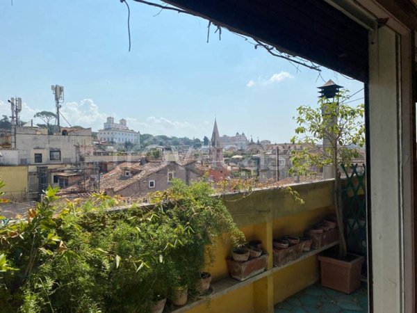 appartamento in vendita a Roma in zona Trevi-Colonna
