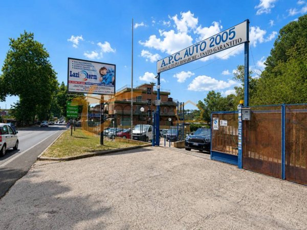 negozio in vendita a Roma in zona Colle Prenestino