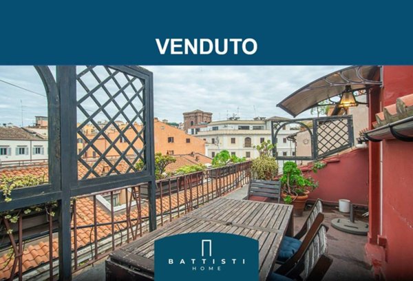 appartamento in vendita a Roma in zona Trevi-Colonna