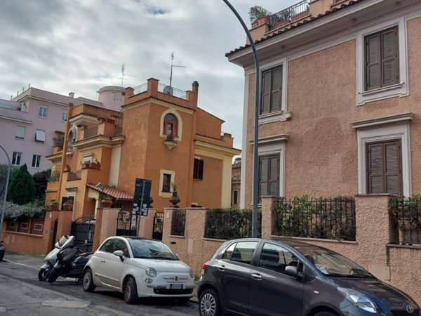 ufficio in vendita a Roma in zona Tuscolano
