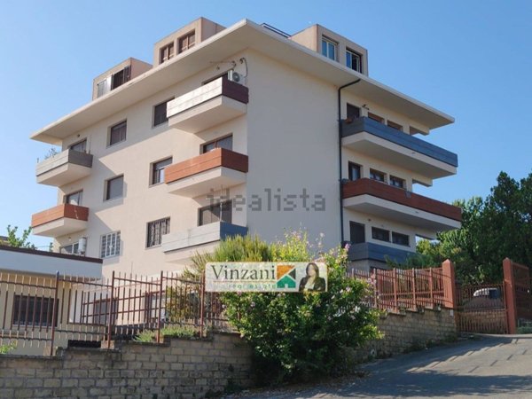 locale commerciale in vendita a Roma in zona Acilia
