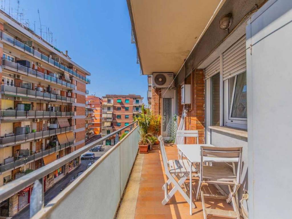 appartamento in vendita a Roma in zona Appio Claudio