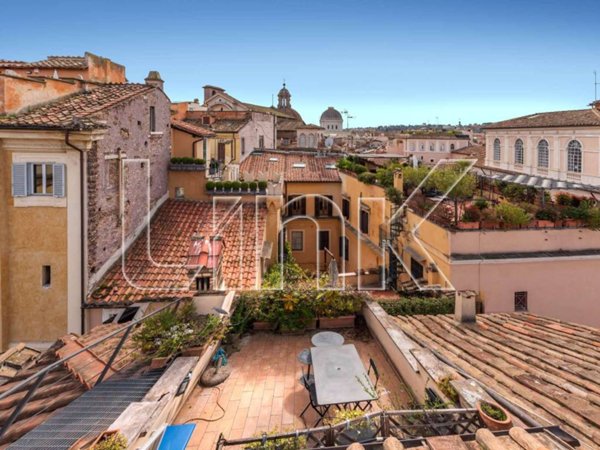 appartamento in vendita a Roma in zona Pigna - Sant'Angelo