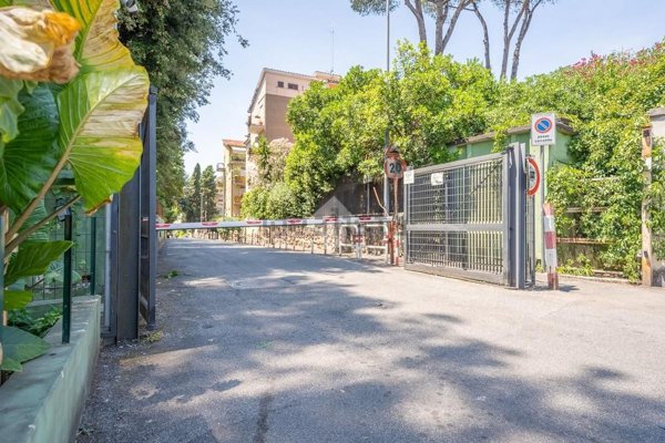 appartamento in vendita a Roma in zona Tomba di Nerone