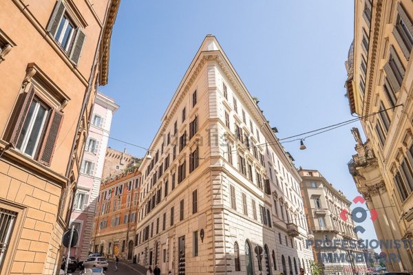 appartamento in vendita a Roma in zona Trevi-Colonna