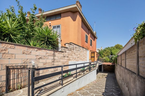 appartamento in vendita a Roma in zona Axa