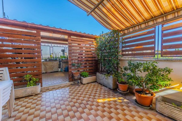appartamento in vendita a Roma in zona Lago Regillo