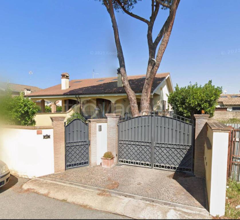 casa indipendente in vendita a Roma in zona Infernetto