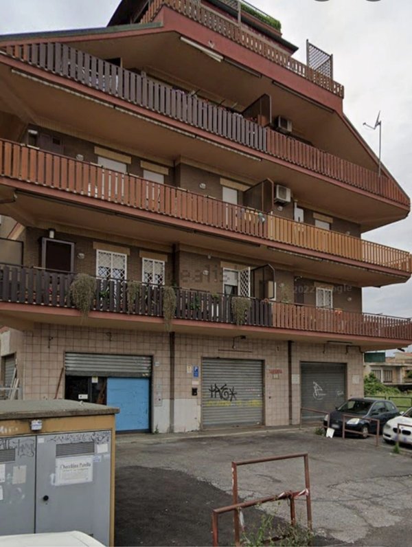 locale commerciale in vendita a Roma in zona Finocchio