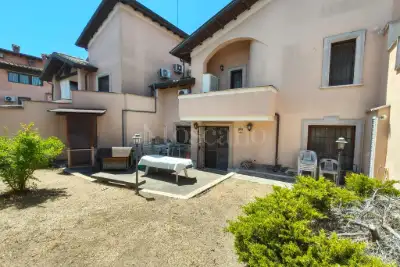 casa indipendente in vendita a Roma in zona Infernetto