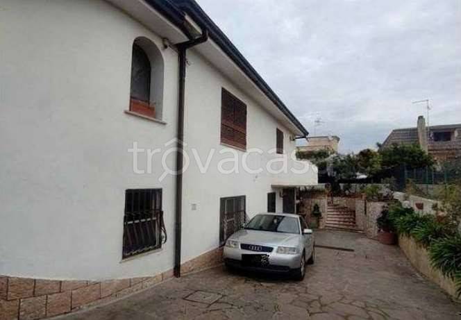 casa indipendente in vendita a Roma in zona Casal Palocco
