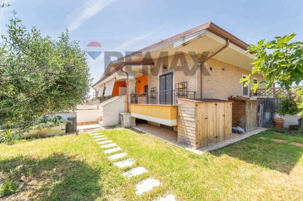 casa indipendente in vendita a Roma in zona Valle Santa