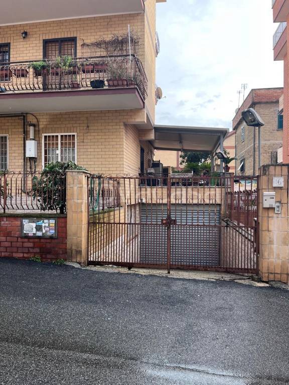 locale commerciale in vendita a Roma in zona Torre Angela