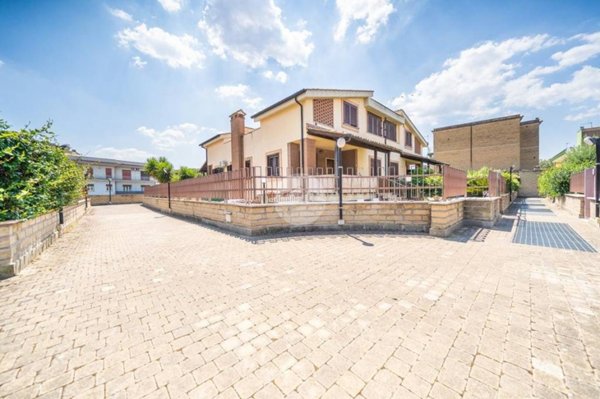 casa indipendente in vendita a Roma in zona Lunghezza