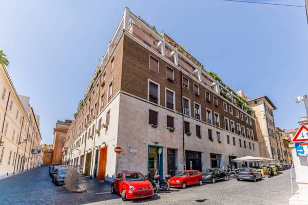 appartamento in vendita a Roma in zona Rione Regola