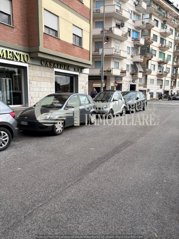 locale commerciale in vendita a Roma in zona Tuscolano