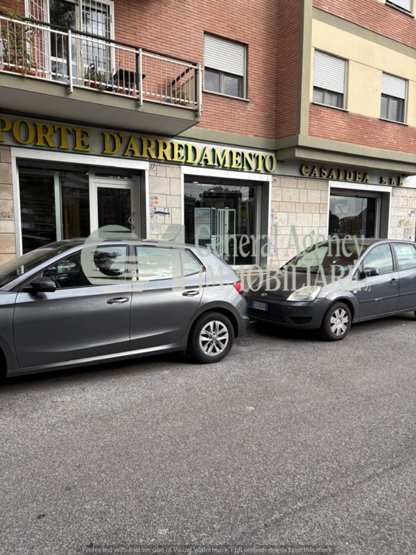 locale commerciale in vendita a Roma in zona Tuscolano