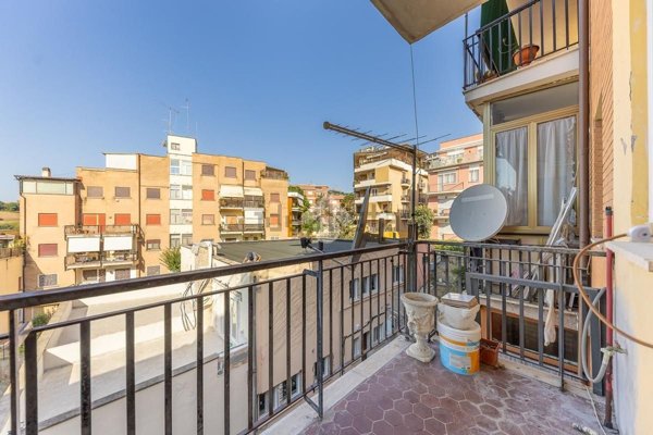 appartamento in vendita a Roma in zona Tomba di Nerone
