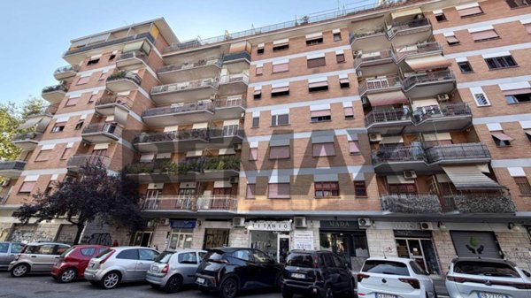 negozio in vendita a Roma in zona Appio Claudio