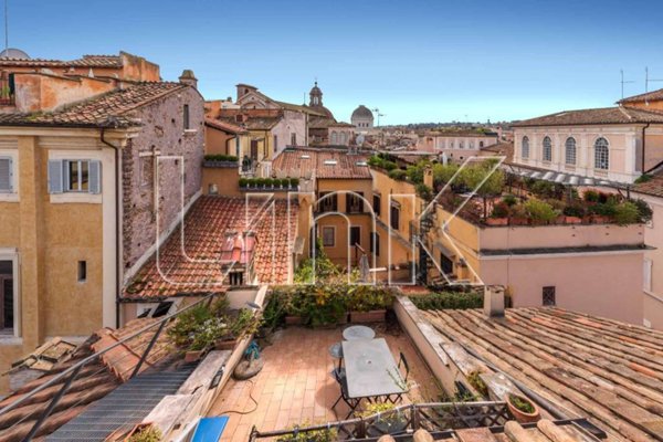 appartamento in vendita a Roma in zona Pigna - Sant'Angelo