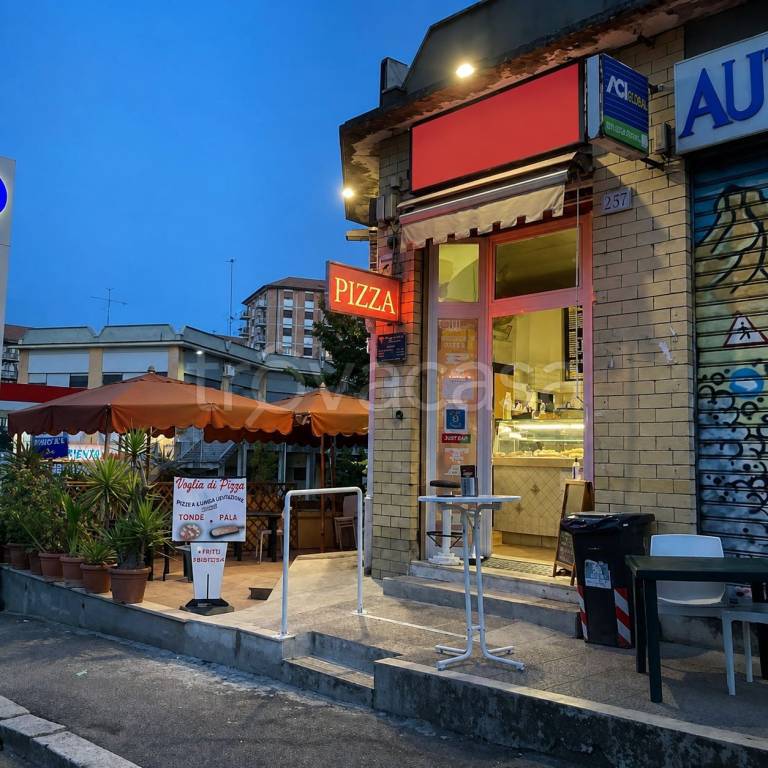 negozio in vendita a Roma in zona Torre Spaccata