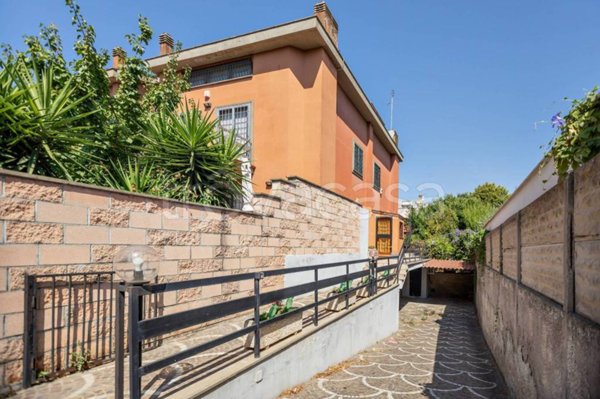 appartamento in vendita a Roma in zona Axa