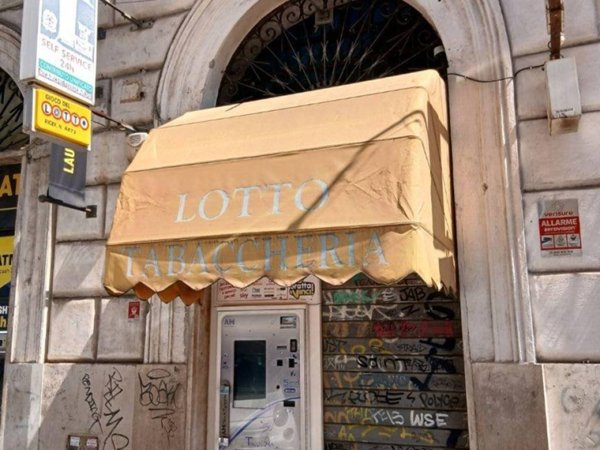 negozio in vendita a Roma in zona Castro Pretorio