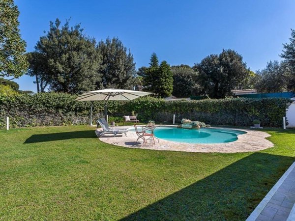 casa indipendente in vendita a Roma in zona Casal Palocco