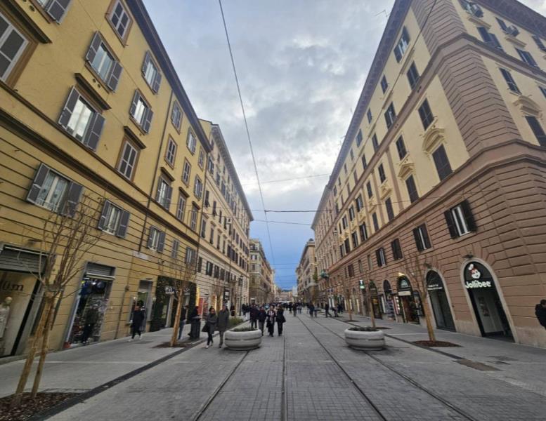 locale commerciale in vendita a Roma in zona Rione Prati