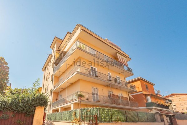 appartamento in vendita a Roma in zona Torre Angela