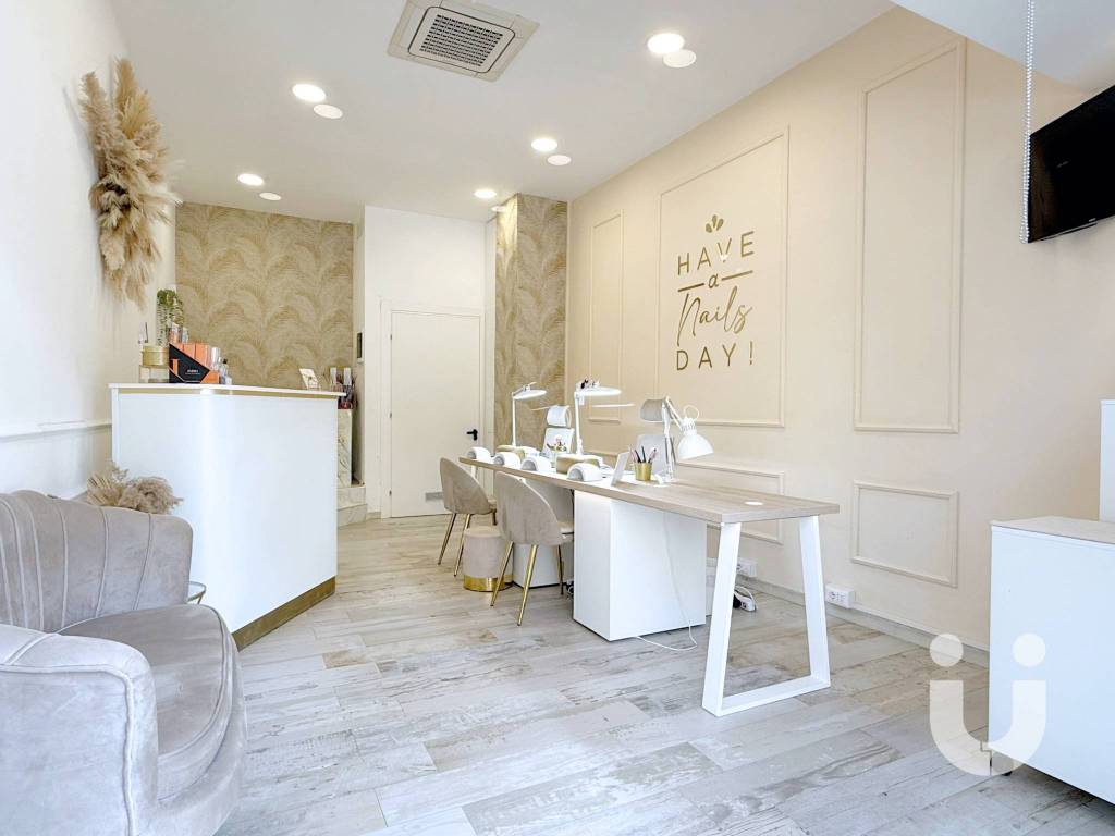 locale commerciale in vendita a Roma in zona Ostia