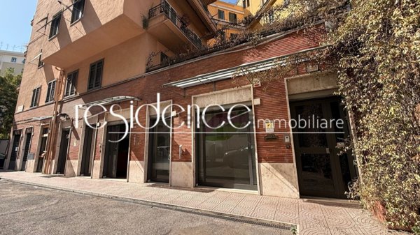 locale commerciale in vendita a Roma in zona Tuscolano