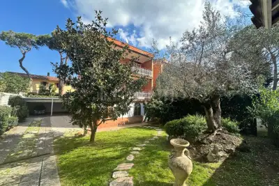 casa indipendente in vendita a Roma in zona Ostia