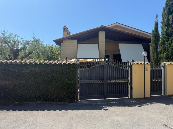 casa indipendente in vendita a Roma in zona Infernetto