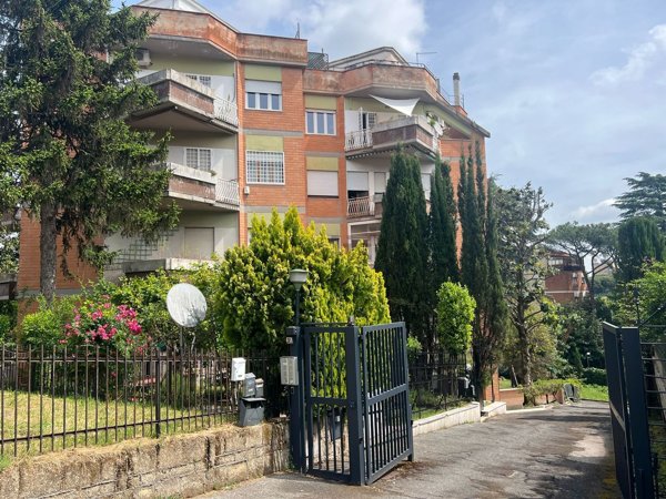 appartamento in vendita a Roma in zona Tomba di Nerone