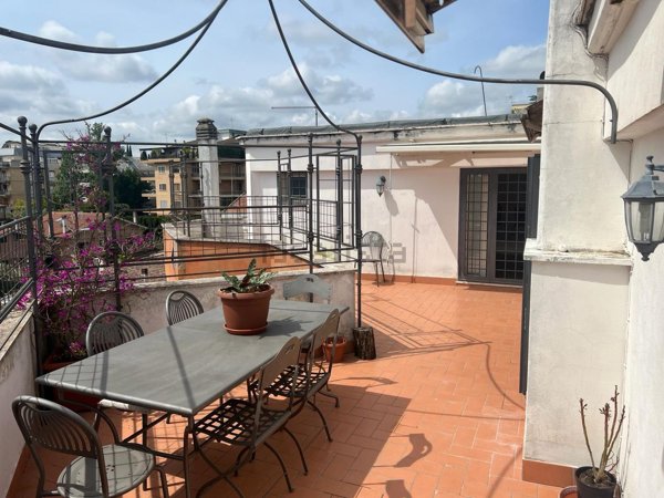 appartamento in vendita a Roma in zona Tomba di Nerone