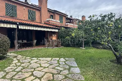 casa indipendente in vendita a Roma in zona Infernetto