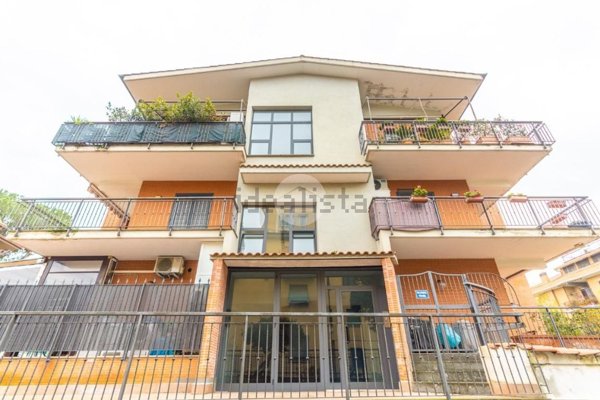 appartamento in vendita a Roma in zona Appio Pignatelli