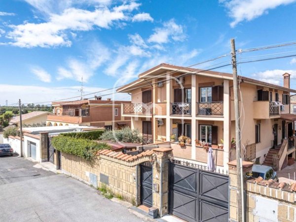 casa indipendente in vendita a Roma in zona Giardini di Corcolle