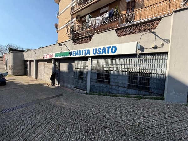 locale commerciale in vendita a Roma in zona Prenestino-Centocelle