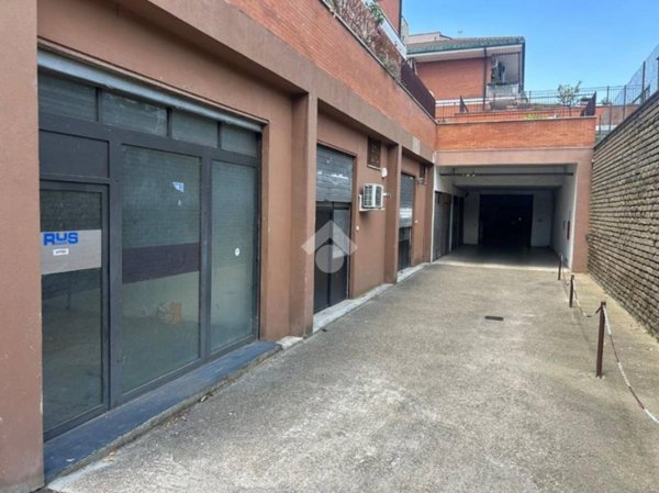 locale commerciale in vendita a Roma in zona Appio Claudio