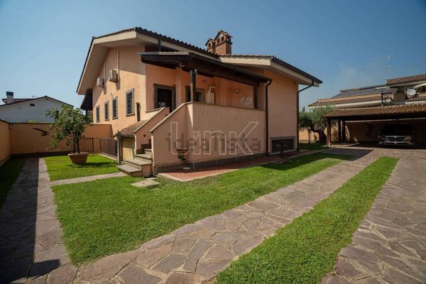 casa indipendente in vendita a Roma in zona Infernetto