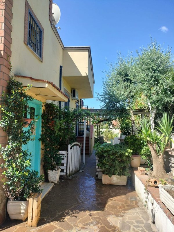 casa indipendente in vendita a Roma in zona Finocchio