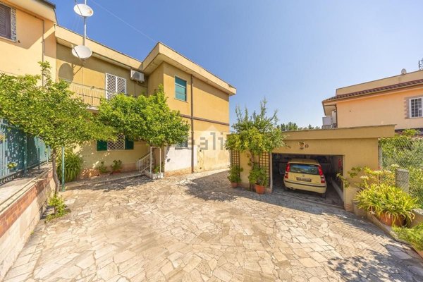 casa indipendente in vendita a Roma in zona Lunghezza