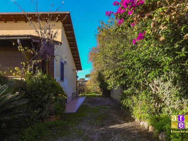 casa indipendente in vendita a Roma in zona Infernetto