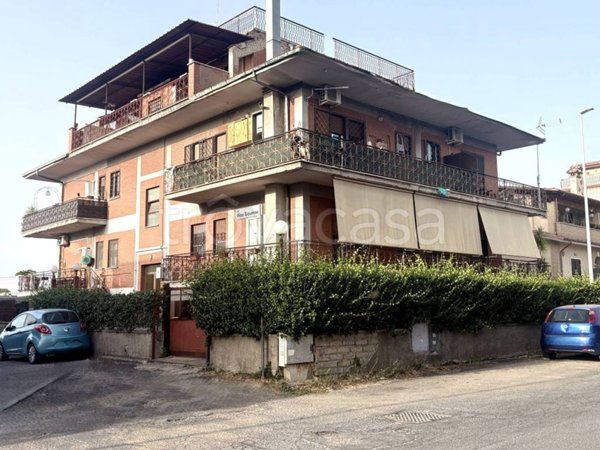 appartamento in vendita a Roma in zona Colle Monfortani
