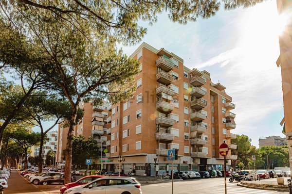 appartamento in vendita a Roma in zona Ostiense