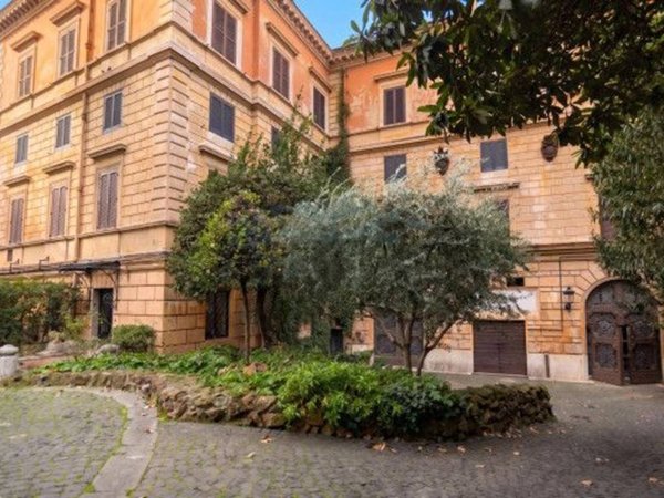 appartamento in vendita a Roma in zona Pigna - Sant'Angelo