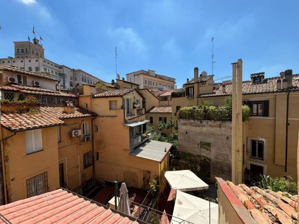 appartamento in vendita a Roma in zona Trevi-Colonna